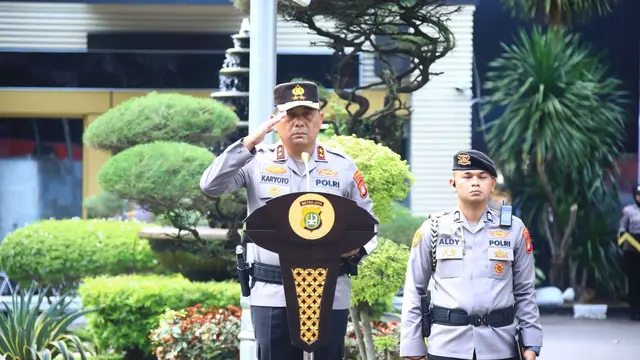 Kapolda Metro Jaya, Irjen Pol Karyoto, memecat empat anggotanya karena terbukti melakukan perzinaan dan penipuan. (Liputan6.com/Ady Anugrahadi)