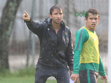 Aksi pelatih Timnas Indonesia U-19, Luis Milla saat memimpin Egy Maulana dkk. berlatih di Lapangan A,B,C, Senayan, Jakarta (18/2/2018). Latihan ini merupakan persiapan Asian Games 2018. (Bola.com/Nick Hanoatubun)