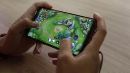 Karyawan KLY yang tergabung dalam Jakartans tanding Arena of Valor (AOV) pada laga penyisihan The Battle of Youniverse di KLY Lounge, Jakarta, Rabu (5/12). Jakartans sebagai pemenang akan menantang tim AOV profesional. (Bola.com/Vitalis Yogi Trisna)