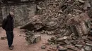 Seorang laki-laki melihat sisa bangunan yang runtuh akibat gempa berkekuatan 7,8  di sekitar Kathmandu, Nepal  (30/4/2015). Gempa berkekuatan 7,8 yang meluluhlantakkan Nepal pada 25 April 2015 lalu. (Nicolas Asfouri/AFP)