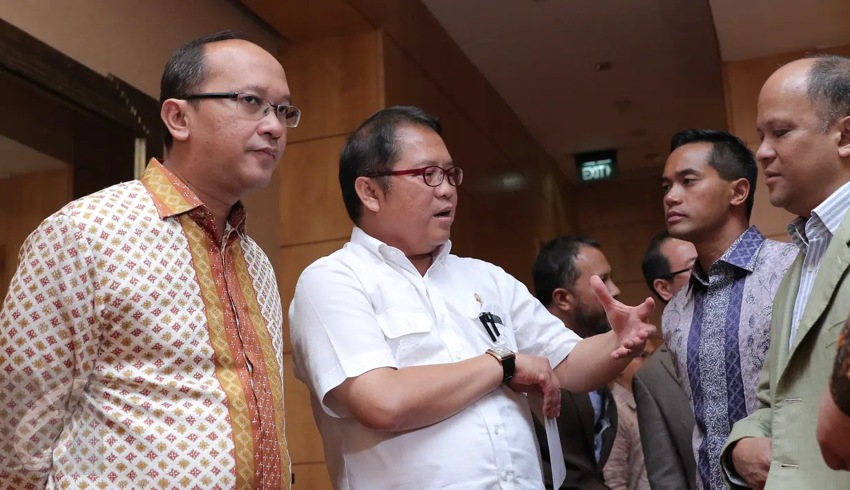 Ketua Umum Kamar Dagang dan Industri, Rosan P. Roeslani (batik coklat) dan dengan Menkominfo Rudiantra (kemeja putih) berbincang dengan MAVCAP (Malaysia Venture Capital Management Berhad)  di Jakarta, Selasa (23/2). (Liputan6.com/Angga Yuniar)