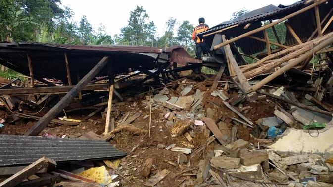 Rumah warga di Kampung Kubang, Desa Pasir Madang, Kecamatan Sukajaya, Kabupaten Bogor hancur tertimbun longsor pada 1 Januari 2020. Permukiman itu kini sudah kosong ditinggal penduduknya mengungsi. (Liputan6.com/Achmad Sudarno)