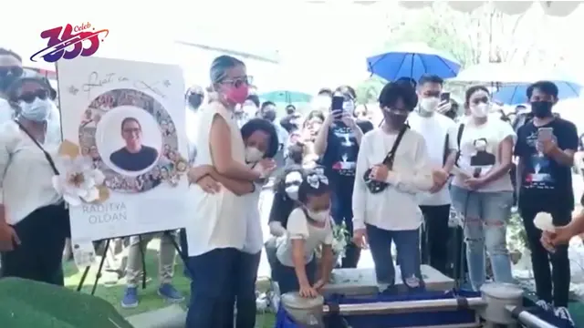 6 Potret Suasana Haru Pemakaman Raditya Oloan, Tangis Joanna Alexandra Pecah