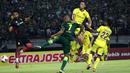 Striker Persebaya, David Da Silva, berusaha mencetak gol ke gawang Persik Kediri pada laga pembuka Shopee Liga 1 2020, Sabtu (29/2). Persebaya dan Persik bermain imbang 1-1. (Bola.com/Aditya Wany)