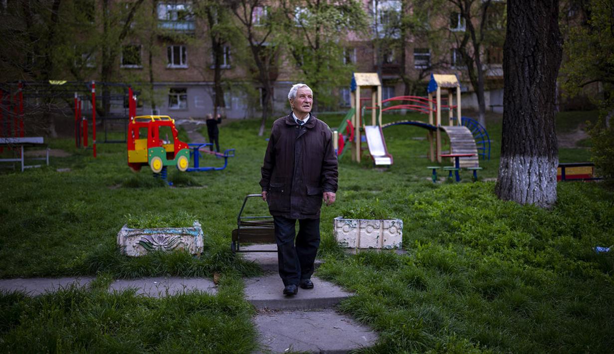 <p>Seorang pria melihat kerusakan akibat ledakan di Kiev, Ukraina, Jumat (29/4/2022). Rusia menyerang Kiev tak lama setelah pertemuan antara Presiden Ukraina Volodymyr Zelenskyy dan Sekretaris Jenderal PBB António Guterres pada Kamis malam. (AP Photo/Emilio Morenatti)</p>