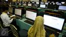 Sejumlah jurnalis menggunakan fasilitas komputer di Media Center KTT OKI, Jakarta, Minggu (6/2/2016). Media center berkapasitas 500 orang tersebut didukung konektivitas broadband internet 2 Gbps untuk 150 unit komputer. (Liputan6.com/Faizal Fanani)