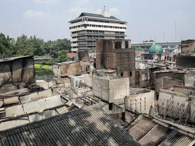 Suasana sisa kebakaran yang melanda kawasan Pasar Gembrong, Jakarta, Senin (25/4/2022). Sebanyak  400 Rumah dan Bangunan hangus terbakar dan  total kerugian akibat insiden kebakaran tersebut Ditaksir senilai Rp1,5 Miliar. (Liputan6.com/Faizal Fanani)