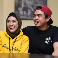 "Nah kita sih pasrahin pada sutradara, penulis untuk garap penulisan ini, kita percaya aja ini akan dibuat sebagus mungkin. Jadi memang nggak seperti di buku banget sih," ucap Ditto Percussion. (Nurwahyunan/Bintang.com)