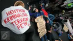 Sejumlah mahasiswa melakukan aksi  tiduran di jalan Malioboro, Yogyakarta, Jateng, Kamis (5/11/2015). Aksi tersebut dilakukan sebagai bentuk penolakan pendirian Bandara di Temon, Kulon Progo. (Boy T Harjanto)