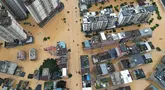 Sebuah foto udara menunjukkan bangunan-bangunan yang terendam banjir di Rongjiang, provinsi Guizhou, barat daya China pada 24 Juni 2025. (AFP/China OUT)