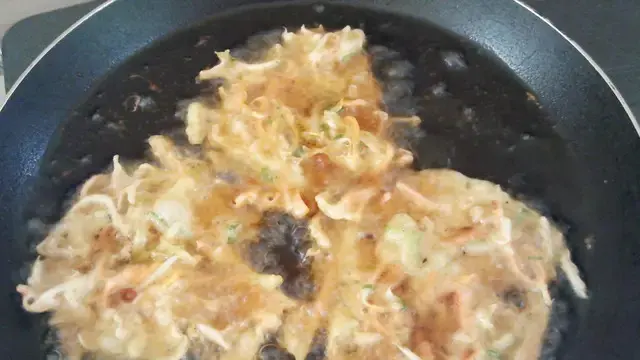 Buat bakwan sayur renyah dan minim minyak dengan resep mudah ini. Cita rasa yang menggugah selera menanti.