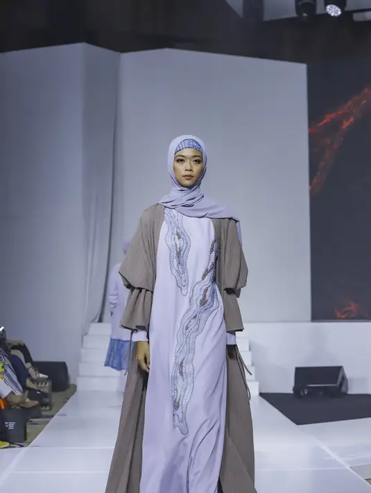 Monika Jufri tampil dengan konsep deluxe elegant berdetail embellishment & bordir. Dala warna biru, abu-abu, dan frappucino [@JFT2023]