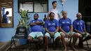 Sejumlah tahanan penyakit jiwa dijaga seorang anggota Acuda (putih)di penjara Porto Velho, Brasil, (28/8/2015) . Organisasi ini dibentuk untuk membantu para tahanan agar lebih baik nantinya. (REUTERS/Nacho Doce) 