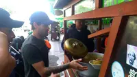Momen Menarik Rekrutan Anyar Persebaya Mencicipi Soto Madura untuk Kali Pertama