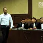 Bupati nonaktif Buton, Samsu Umar Abdul Samiun menjalani sidang Pengadilan Tipikor, Jakarta, Rabu (27/9). Samsu juga diwajibkan membayar denda Rp 150 juta subsider 3 bulan kurungan. (Liputan6.com/Helmi Afandi)