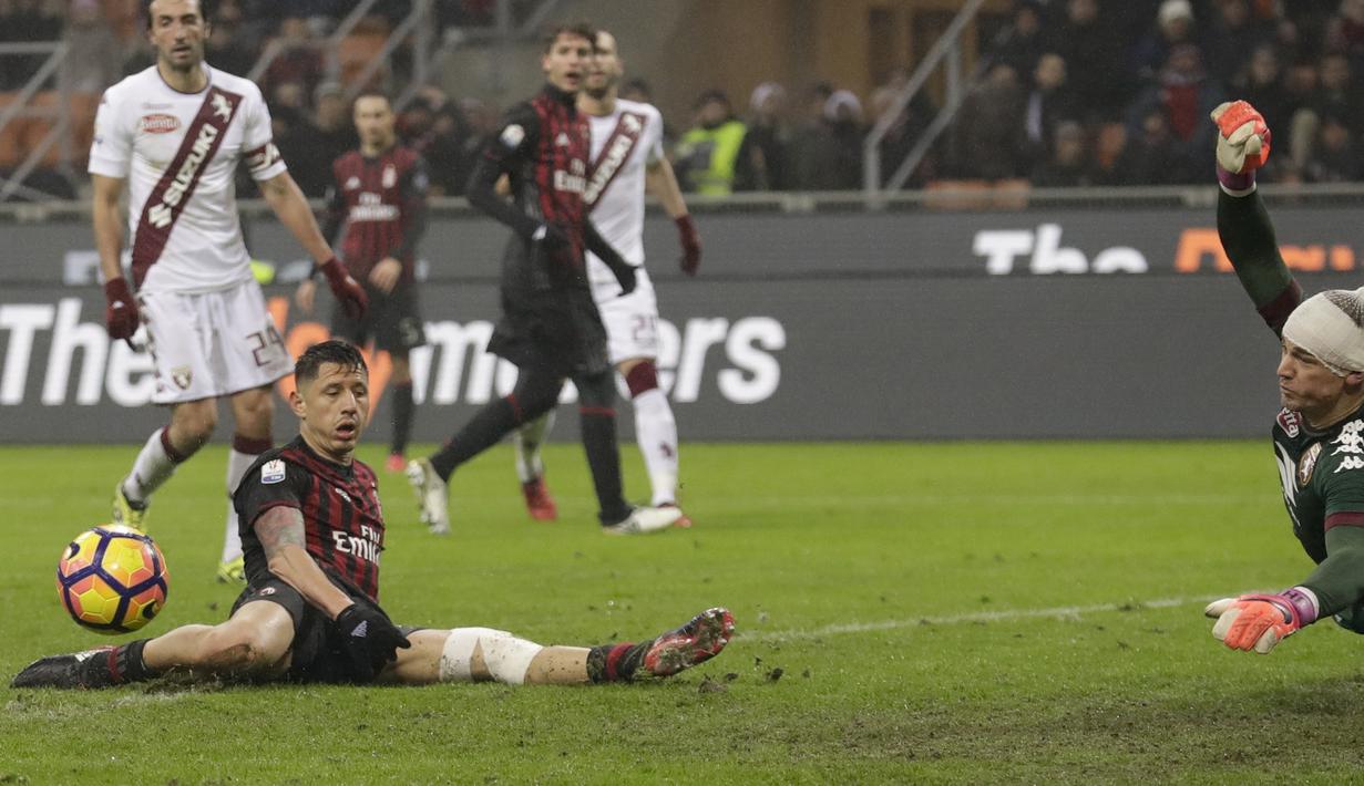 Kiper Torino,  Joe Hart (kanan) mengamankan gawangnya dari tembakan pemain AC Milan, Gianluca Lapadula pada laga Coppa Italia di San Siro stadium, Milan (12/1/2017). Milan menang 2-1. (AP/Antonio Calanni)
