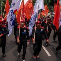 Aksi unjuk rasa untuk menuntut pemerintah menaikkan upah minimum provinsi (UMP) 2025 sebesar 8 hingga 10 persen. (JUNI KRISWANTO/AFP)