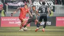 Pemain Persija Jakarta, Fabio Calonego mencoba mengamankan bola dari rebutan pemain Semen Padang pada laga pekan terakhir BRI Super League 2025/2026 pada Sabtu (23/5) sore WIB. (Bola.com/Abdul Aziz)