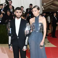 Sudah saling mengenal dan sangat dekat, keduanya nampak ingin melanjutkan dengan serius. Terbukti selalu hadir dengan pamer kemesraan di depan umum, Gigi pun juga sudah membawa Zayn ke kediaman ibunya. (AFP/Bintang.com)