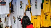 Kaus dengan gambar Calon Presiden Brasil, Jair Bolsonaro dari sayap kanan dijajakan di sebuah toko pinggir jalan yang populer di pusat kota Sao Paulo, 8 Oktober 2018. September lalu, Bolsonaro dirawat setelah ditusuk ketika kampanye. (AFP/NELSON ALMEIDA)