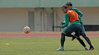 Hansamu Yama mengikuti latihan Timnas Indonesia di Stadion Manahan Solo Jawa Tengah, Minggu (25/9/2016).  (Bola.com/Peksi Cahyo)