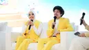 Kombinasi warna kuning dan putih lewat vest dan setelan blazer yang segar dan seru [@attahalilintar]