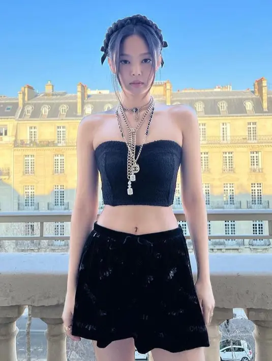 Jennie Blackpink menghadiri Paris Fashion Week pada Selasa (8/3). Dia kembali mewakili Chanel sebagai global ambassador. (Instagram/jennierubyjane).