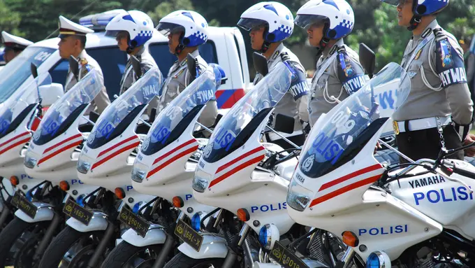 Bukti-Bukti Kalau Kamu Harus Menghormati Polisi Lalu Lintas