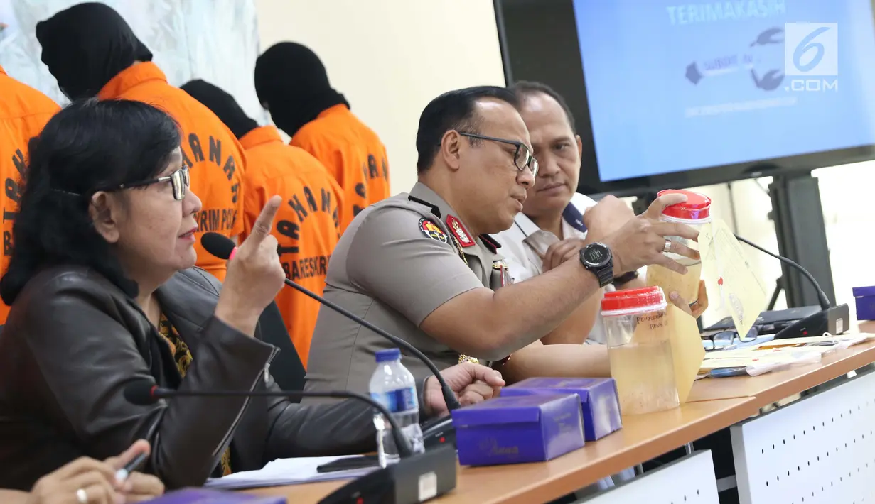 Karopenmas Divhumas Mabes Polri, Brigjen Pol Dedi Prasetyo (tengah) saat rilis penyelundupan benih lobster di Gedung Bareskrim Mabes Polri, Jakarta, Selasa (13/8/2019). Polisi mengungkap penyelundupan 57.058 ekor benur jenis pasir dan jenis mutiara 203 ekor. (Liputan6.com/Helmi Fithriansyah)