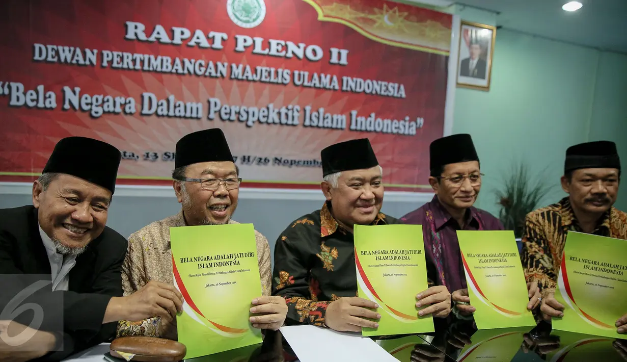 (ki-ka) Prof. Dr. Mawan Abdurrahman, Prof. Dr. KH. Didin Hafiduddin, Ketua MUI Din Syamsuddin, Prof. Dr. H. Nazaruddin Umar, Dr. H. Noor Achmad beri keterangan pers Rapat Pleno II Dewan Pertimbangan MUI di  Jakarta, (25/11). (Liputan6.com/Faizal Fanani)