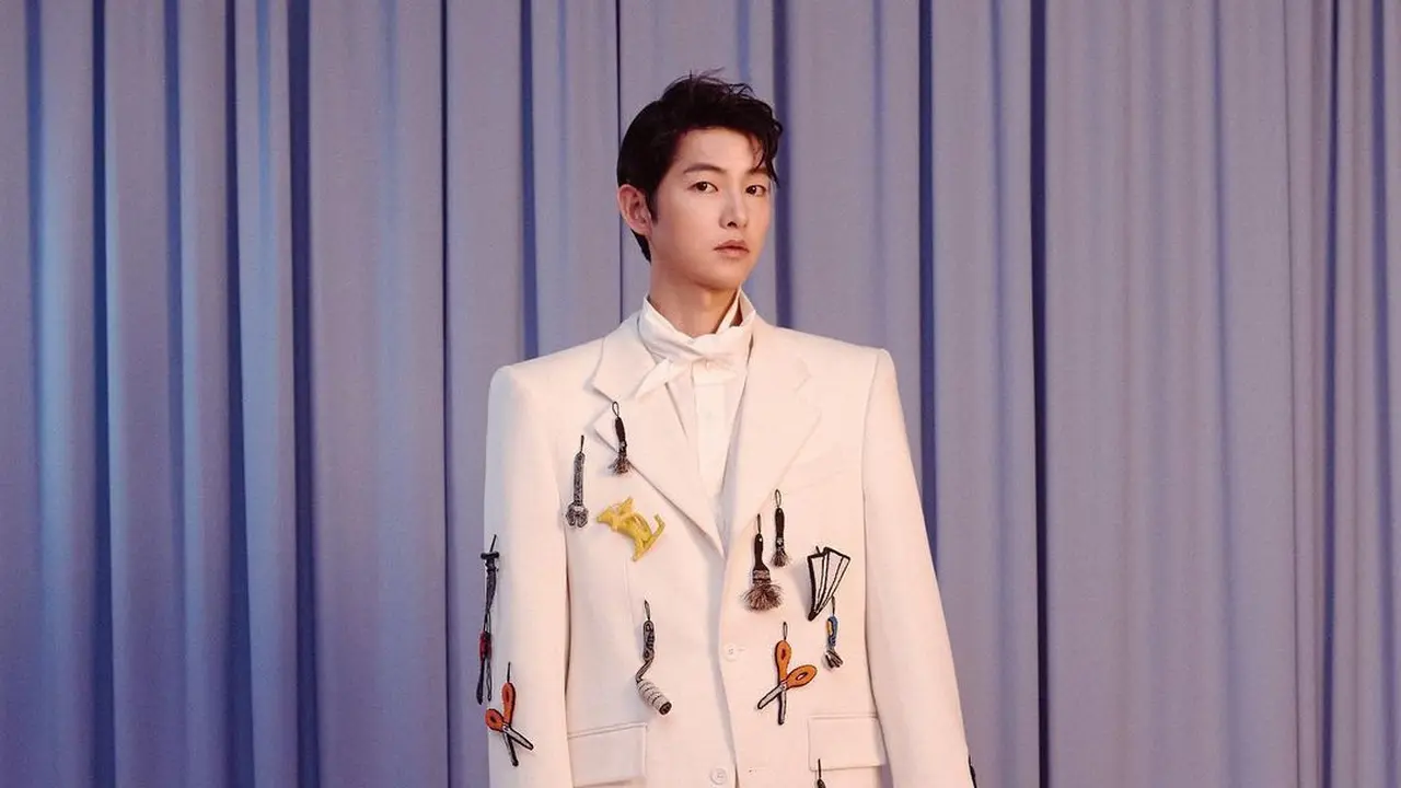 Potret Perdana Song Joong Ki Setelah Menikah di Cover Majalah, Warganet Sebut Aura Dudanya Hilang