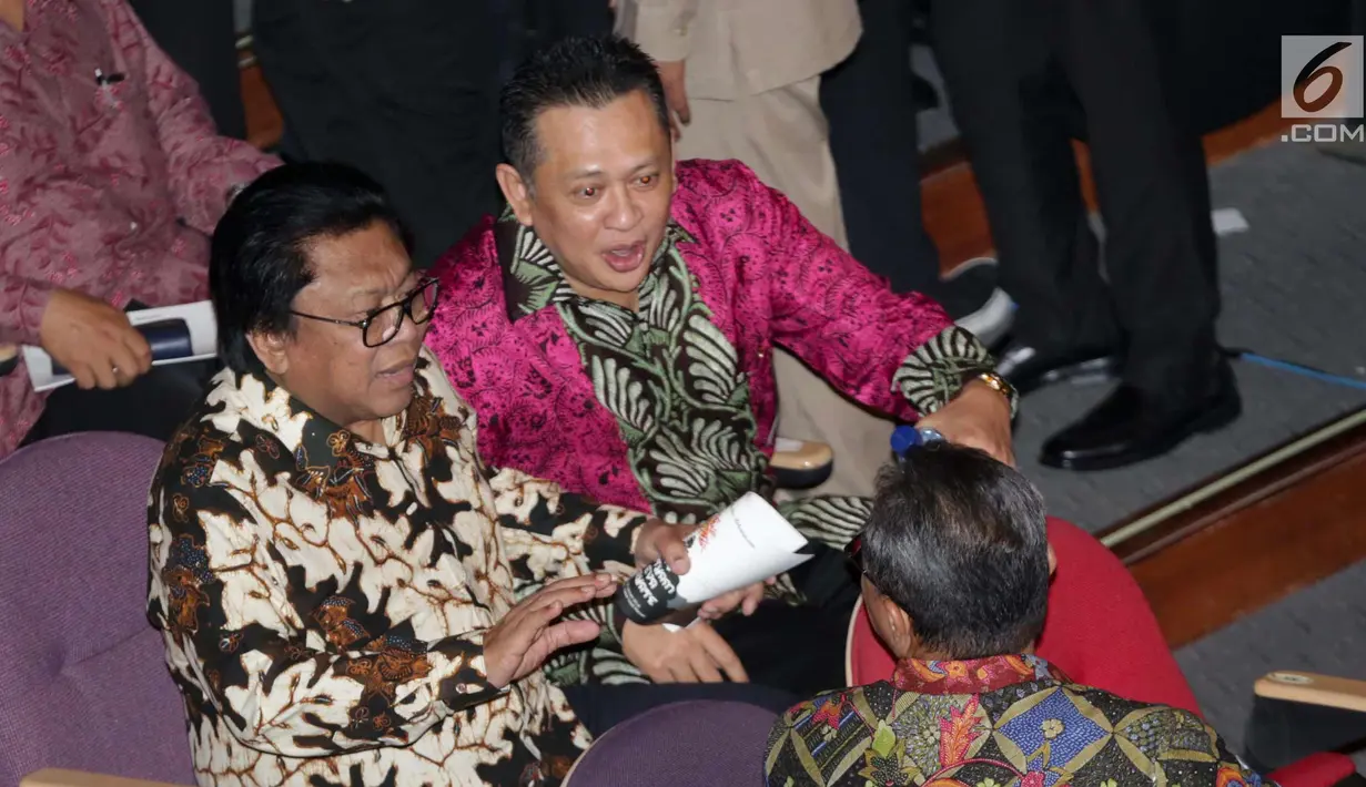 Ketum Partai Hanura Oesman Sapta Odang (OSO) (kiri) berbincang dengan Ketua DPR Bambang Soesatyo saat hadir dalam perayaan HUT Ketum PDIP Megawati Soekarnoputri di Taman Ismail Marzuki (TIM), Jakarta, Selasa (23/1). (Liputan6.com/Faizal Fanani)