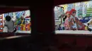 Pengunjung melihat-lihat karya seni instalasi dari bahan bekas pakai yang dipamerkan di terowongan Jalan Kendal-Blora, Jakarta, Selasa (20/8/2019). Rangkaian seni instalasi ini bertema tentang kota Jakarta dan transportasi kereta berlangsung hingga 25 Agustus mendatang. (Liputan6.com/Helmi Fithrians