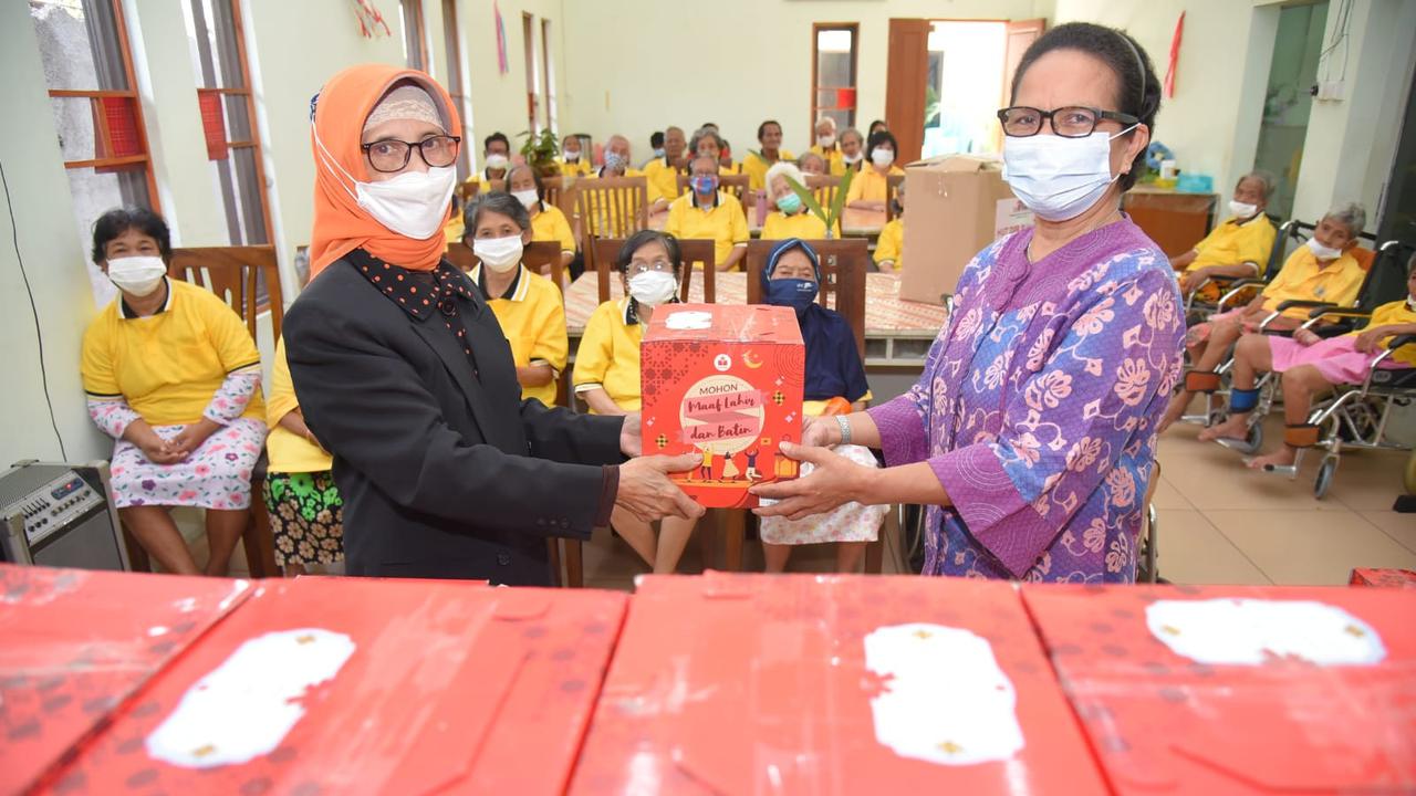 Persatuan Istri Anggota (PIA) DPR RI berbagi di tengah pandemi Covid-19