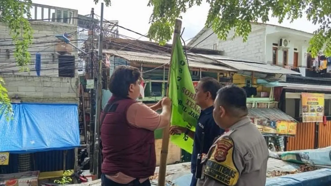 Polsek Metro Tanah Abang menertibkan bendera ormas yang terpasang secara ilegal di ruang publik.