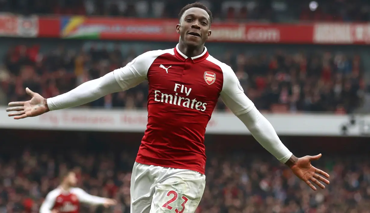 Pemain Arsenal, Danny Welbeck berselebrasi setelah mencetak gol ke gawang Southampton dalam lanjutan Pramier League 2017/2018 di Stadion Emirates, Minggu (8/4). Welbeck jadi pahlawan The Gunners lewat dua gol yang disumbangkannya. (Tim Goode/PA via AP)