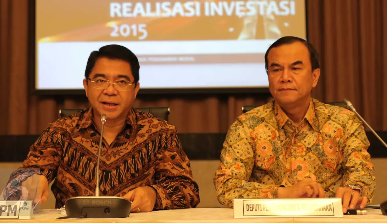 Kepala BKPM, Franky Sibarani (kiri) dan Deputi Bidang Pengendalian Pelaksanaan Penanaman Modal BKPM, Azhar Lubis memberikan keterangan pers terkait hasil pencapaian investasi 2015 di Gedung BKPM, Jakarta, Kamis (21/1/2016). (Liputan6.com/Angga Yuniar)