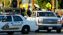 Polisi melakukan pencarian terhadap tersangka penembakan di San Bernardino, California, Rabu (2/12).  Sejumlah orang bersenjata menyerang sebuah pesta yang diselenggarakan sebuah badan pekerja sosial San Bernardino. (REUTERS/Mike Blake)