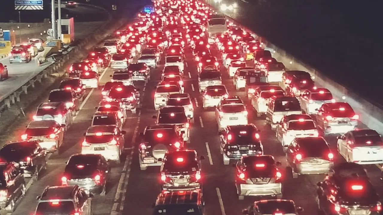 Suasana Tol Jakarta-Cikampek, Kamis (6/6/2019) malam. (Liputan6.com/Abramena)
