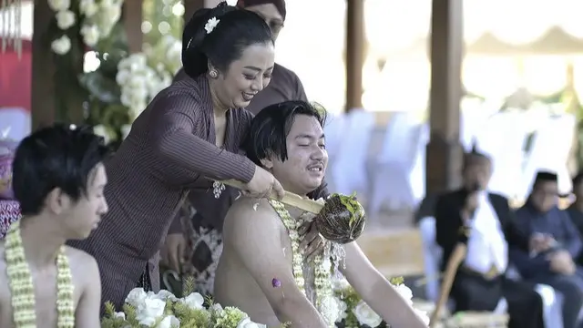 Gaya Soimah kenakan kebaya lurik saat acara adat ruwatan, [Instagram/@showimah]