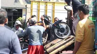 Polisi menyita puluhan motor balap liar di Nganjuk. (Dian Kurniawan/Liputan6.com).