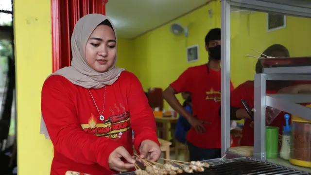 Dessy KDI berjualan sate Taichan