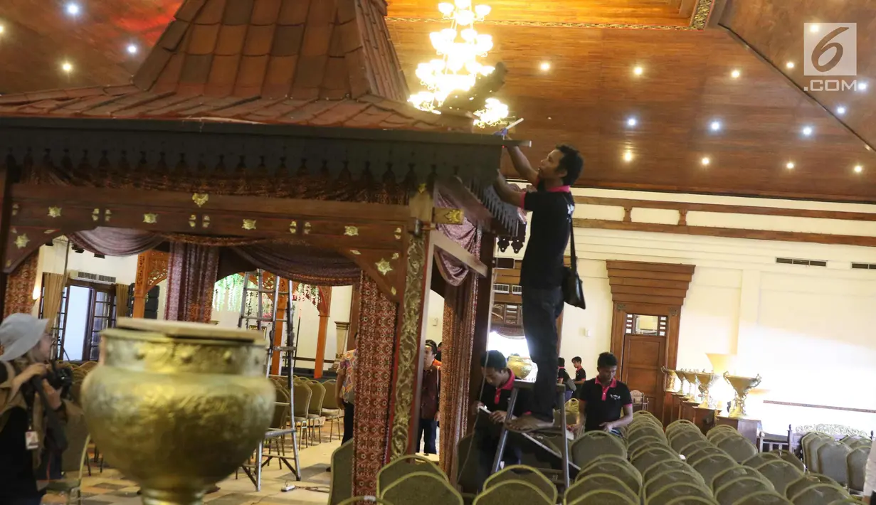 Pekerja mempersiapkan lampu untuk pernikahan Putri Presiden Joko Widodo Kahiyang Ayu dan Bobby Nasution di Graha Saba, Solo, Senin (6/11). Pernikahan anak presiden tersebut akan berlangsung pada Rabu (8/11) esok. (Liputan6.com/Angga Yuniar)