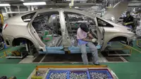 (belom) Toyota mengurangi penggunaan robot dan kembali menggunakan tenaga manusia dalam lini produksi kendaraannya