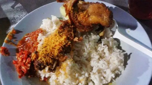 Wisata Kuliner Surabaya - Bebek Goreng Tugu Pahlawan