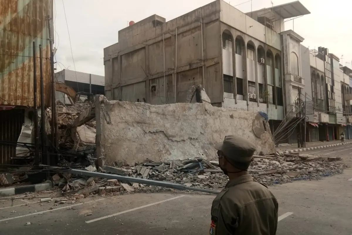 Pembongkaran bangunan ruko di Jalan Kyai Caringin, Gambir, Jakarta Pusat.