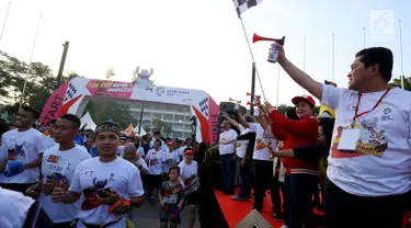 Menko PMK Puan Maharani bersama Ketua NASGOC, Erick Thohir melepas Fun Run menyemarakan Asian Games 2018 di Plaza Barat Senayan, Jakarta, Minggu (1/7). Acara digagas untuk menyambut Asian Games pada Agustus 2019 mendatang. (Liputan6.com/Johan Tallo)