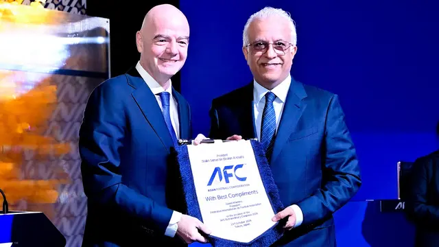 Presiden FIFA, Gianni Infantino, dengan Presiden AFC, Shaikh Salman bin Ebrahim Al Khalifa.