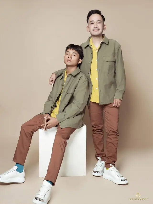 7 Gaya Pemotretan Ruben Onsu dan Betrand Peto, Disebut Makin Mirip