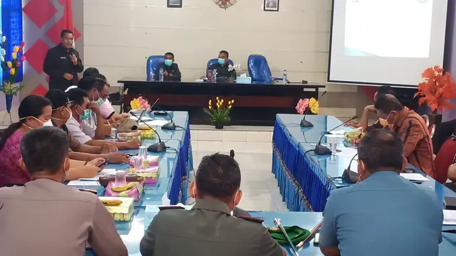 Rapat koordinasi Gusus tugas penanganan covid 19 di aula Bapelitbang. (Foto: Liputan6.com/Dionisius Wilibardus)